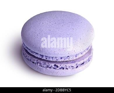 Une vue inclinée macaron violet isolée sur un fond blanc Banque D'Images