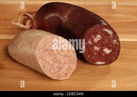 saucisse de sang et de foie sur panneau de bois Banque D'Images