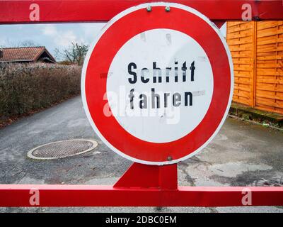 Gros plan du panneau de signalisation à la vitesse du voyage à une barrière d'accès à un jardin de l'allotissement à Berlin. Banque D'Images