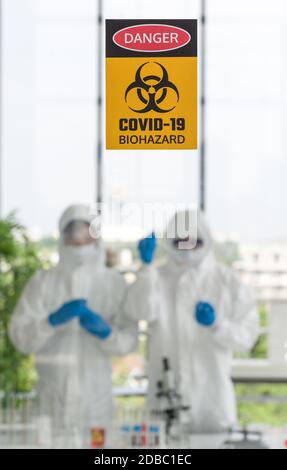 Photos prises à travers le verre de la salle de laboratoire empêchant la propagation de la recherche de virus. Banque D'Images