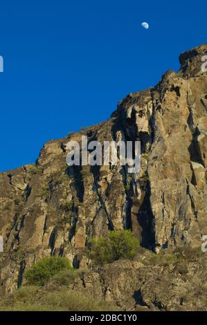 Lune au-dessus d'une falaise dans le monument naturel de Roque Nublo. Le parc rural Nublo. Tejeda. Grande Canarie. Îles Canaries. Espagne. Banque D'Images