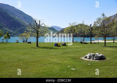 Le lac Molveno est un bel endroit magique dans les Alpes italiennes. Banque D'Images