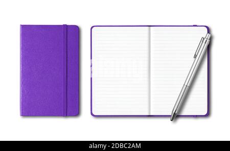 Ordinateurs portables à doublure ouverte et fermée violette avec un stylo isolé sur blanc Banque D'Images