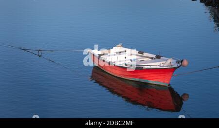 Bateau rouge en bois sur l'eau d'un petit port au Portugal Banque D'Images