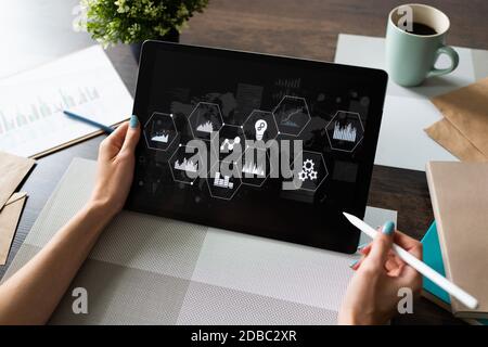Panneau de commande des processus métier et moniteur d'analyse des données avec diagramme et diagrammes sur l'écran de l'appareil. Innovation et automatisation. Banque D'Images