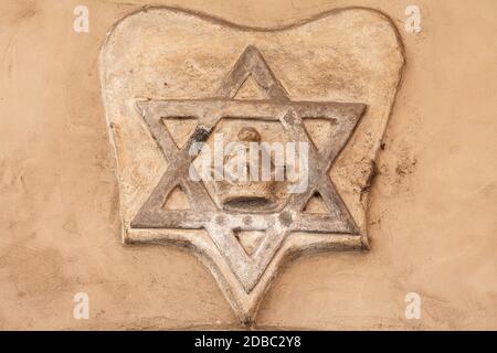 Étoile de David - relief sur la façade de l'ancienne Nouvelle Synagogue, Josefov, quartier juif de Prague, République tchèque. Construit au XIIIe siècle, est le plus ancien d'Europe Banque D'Images