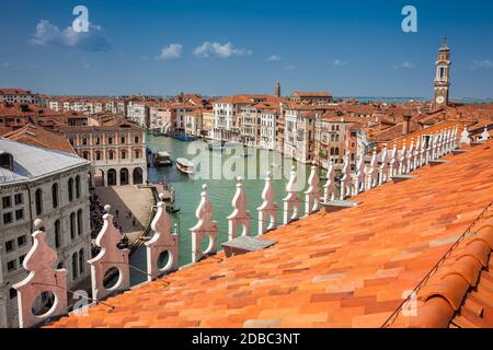 Venise, Italie - Avril 2018 : vue sur la belle ville de Venise et le Grand Canal dans une journée ensoleillée au début du printemps Banque D'Images