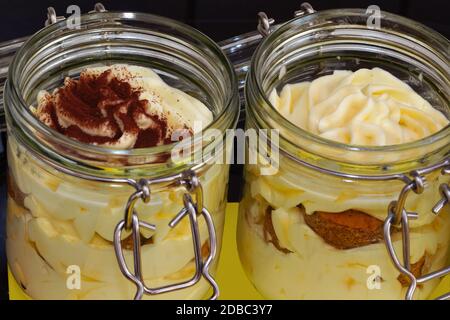 Deux verres avec dessert appétissant. Banque D'Images