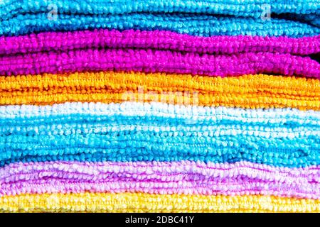 Arrière-plan de serviettes multicolores. Serviettes rose, beige, jaune et bleu.Macro photographie. Banque D'Images