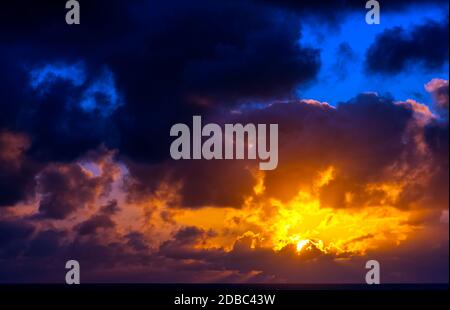 Lever de soleil sur l'océan Atlantique - Lanzarote, îles Canaries, Espagne Banque D'Images