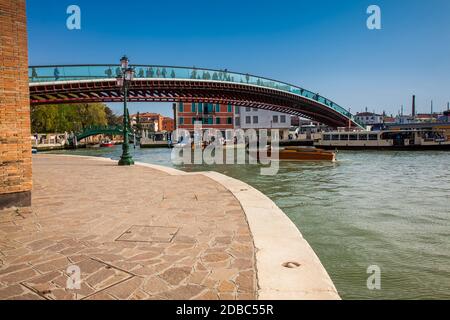 Venise, Italie - Avril 2018 : Constitution Pont sur le Grand Canal à Venise dans une belle journée de printemps précoce Banque D'Images