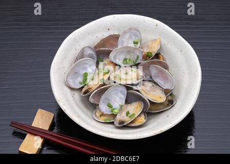Cuisine japonaise traditionnelle, palourdes cuites à la vapeur, Sakamushi, sur table Banque D'Images