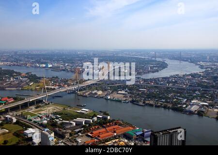 Samut Prakan, THAÏLANDE - 1 JANV. 2019:Photographie aérienne du pont Bhumibol 1 Bhumibol 2 dans le district de Phra Pradaeng, en face du fleuve Chao Phraya dans les deux Banque D'Images