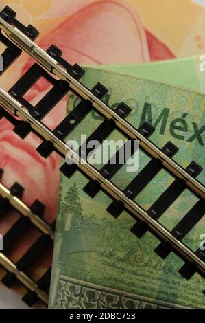 Gros plan des rails sur les billets mexicains Banque D'Images