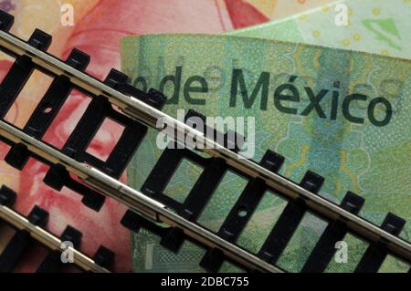 Gros plan des rails sur les billets mexicains Banque D'Images