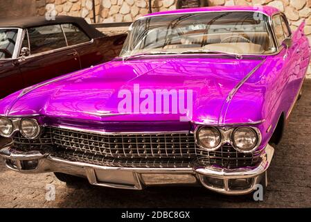 Yalta, Russie, juillet 2019. Deville coupé 1959 de Cadillac. Voiture d'époque. Belle voiture rose Banque D'Images