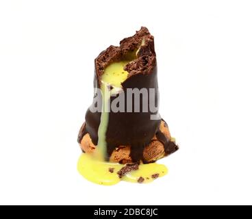 Grand gâteau au chocolat avec lait de poule jaune crémeux. Le dessert sucré préféré des tchèques, il est appelé Spicka dans la cuisine tchèque. Banque D'Images