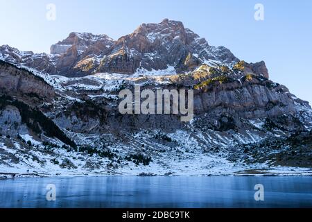 Le beau paysage de l'Ibon de Piedrafita en Espagne pendant hiver Banque D'Images