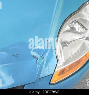 Carrosserie endommagée. Entailles et rayures sur la capuche d'une voiture. Gros plan. Banque D'Images