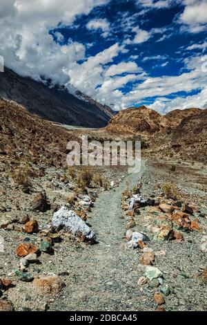 Sentier à pied vers le lac bouddhiste sacré Lohat TSO dans l'Himalaya. Vallée de Nubra, Ladakh, Inde Banque D'Images