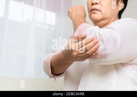 douleur de coude la vieille femme souffrant de douleur de coude à la maison, problème de santé de concept senior Banque D'Images