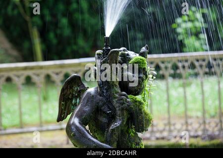 La fontaine du jardin du château en Monteresor. Vallée de la Loire, France Banque D'Images