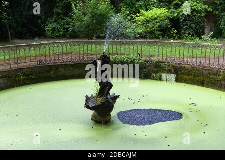 La fontaine du jardin du château en Monteresor. Vallée de la Loire, France Banque D'Images