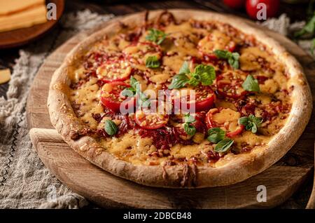 Pizza maison rustique avec chesse de cheddar et salami épicé Banque D'Images