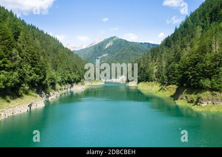Val Noana lac artificiel, Mezzano, Italie. Paysage de montagne. Lac de l'eau verte Banque D'Images