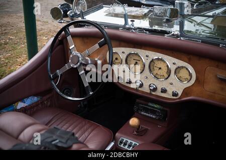 USSELO, PAYS-BAS - 21 OCTOBRE 2018 : tableau de bord vintage d'une voiture oldtimer lors d'une exposition pour voitures classiques Banque D'Images