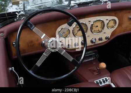 USSELO, PAYS-BAS - 21 OCTOBRE 2018 : tableau de bord vintage d'une voiture oldtimer lors d'une exposition pour voitures classiques Banque D'Images