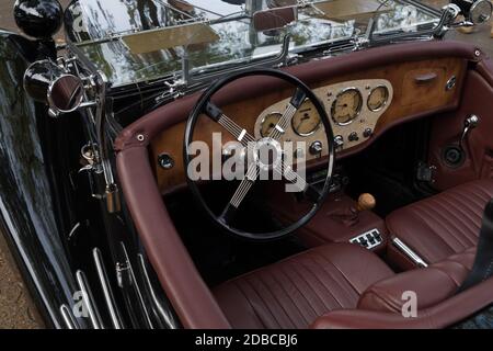 USSELO, PAYS-BAS - 21 OCTOBRE 2018 : tableau de bord vintage d'une voiture oldtimer lors d'une exposition pour voitures classiques Banque D'Images