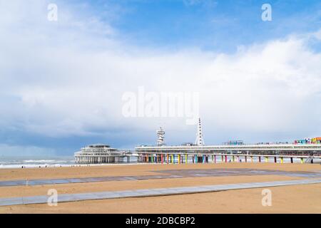 DEN HAAG, PAYS-BAS - 27 OCTOBRE 2018 : le célèbre quai de Scheveningen avec une roue ferris et une tour de saut en forme de bungy Banque D'Images