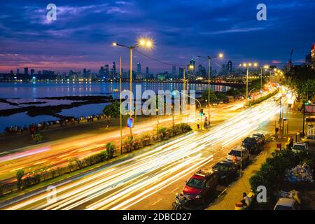 Mumbai célèbre attraction touristique emblématique Queen's collier Marine Drive dans la nuit avec des sentiers de voiture lumière. Mumbai, Maharashtra, Inde Banque D'Images