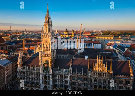 Vue sur Munich: Marienplatz, Neues Rathaus depuis l'église Saint-Pierre au coucher du soleil. Munich, Allemagne Banque D'Images