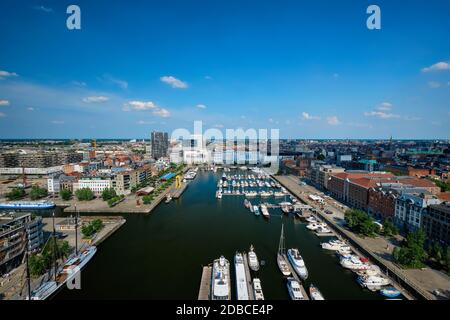 Yachts dans le plus ancien quartier portuaire d'Anvers appelé Eilandje. Utilisé comme port de plaisance avec promenade au bord de l'eau, province d'Anvers, Belgique Banque D'Images