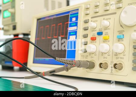 Instruments de mesure dans le laboratoire pour le développement de moderne appareils électroniques Banque D'Images