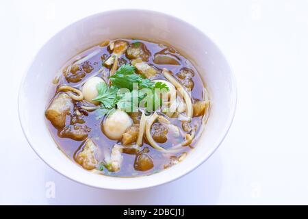 Poisson braisé maw en rouge sauce dans bol sur fond blanc. Banque D'Images