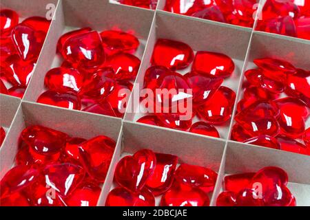 Coeurs en verre rouge dans une boîte en carton Banque D'Images