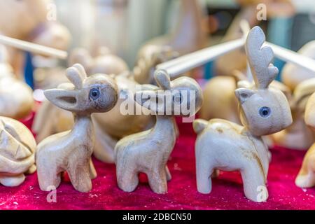 Une sélection de sculptures de rennes en bois exposées dans une boutique de souvenirs de la vieille ville de ci Qi Kou, Chongqing, en Chine Banque D'Images