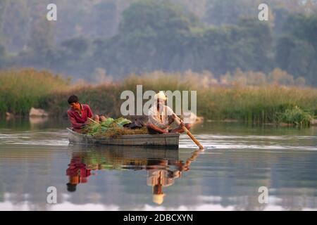 Pêcheurs sur la rivière en canoë, Madhya Pradesh, Inde Banque D'Images