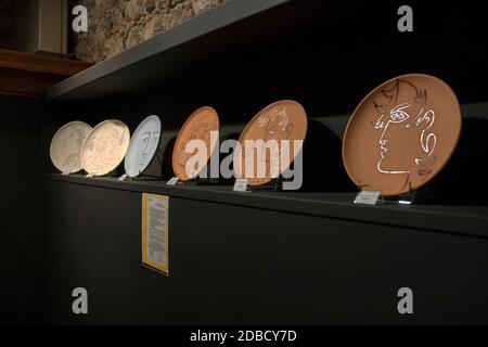 Œuvres d'art du Musée Bastion par Jean Cocteau. Plaques en céramique avec dessins de l'artiste. Banque D'Images