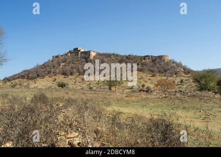 Kankwadi ou Kankwari façade de fort long coup de feu, Sariska Tiger Reserve, Alwar, Rajasthan, Inde. L'empereur Mughal Aurangzeb pour emprisonner son frère Dara Shik Banque D'Images