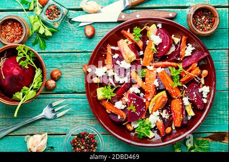 Salade de régime avec carottes caramélisées, avocat et betteraves.salade fraîche Banque D'Images