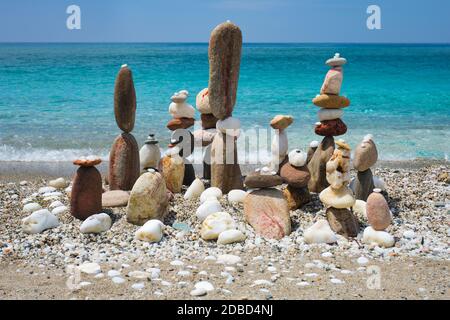 Concept d'équilibre et d'harmonie. Pierres galets piles sur la côte de la plage de la mer bleue dans la nature. Art méditatif de l'empilage de pierres. Banque D'Images