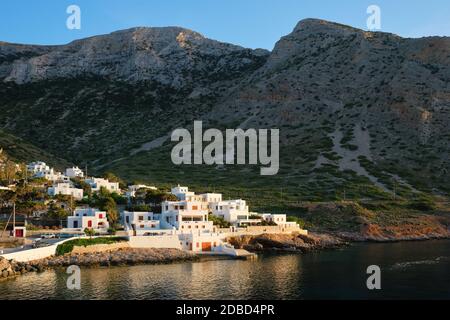 Ville de Kamares sur l'île de Sifnos au coucher du soleil. Grèce Banque D'Images