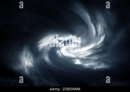 Tourbillon flou dans les nuages de tempête sombre Banque D'Images