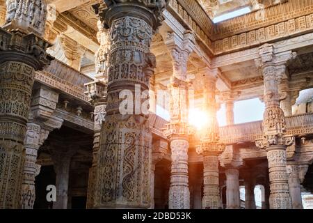 Colonnes piliers du magnifique temple Ranakpur Jain ou Chaturmukha Dharana Vihara. Marbre sculpture médiévale antique sculptée sculptures de lieu sacré de Banque D'Images