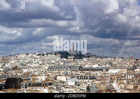 Les toits de Paris sous un ciel orageux. Au loin le Sacré coeur Paris France Banque D'Images