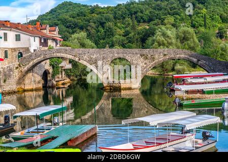 Bateaux près du vieux pont sur la rivière Crnojevica au Monténégro Banque D'Images